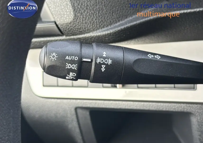 Gros plan sur la manette de commande des phares et clignotants du Citroën Jumpy Fourgon gris titane, intérieur noir.