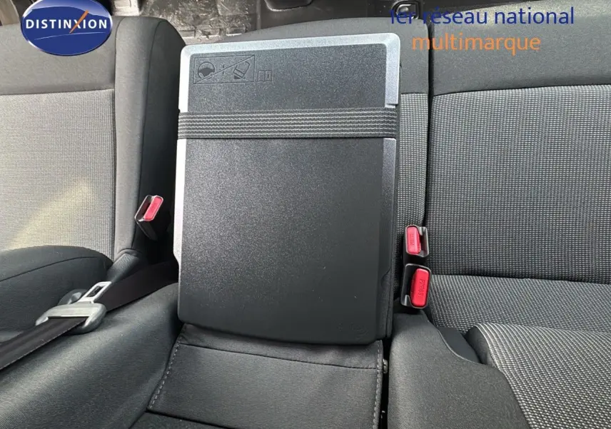 Détail de la banquette arrière grise et noire du Citroën Jumpy Fourgon XL 2025 avec tablette rabattable centrale.