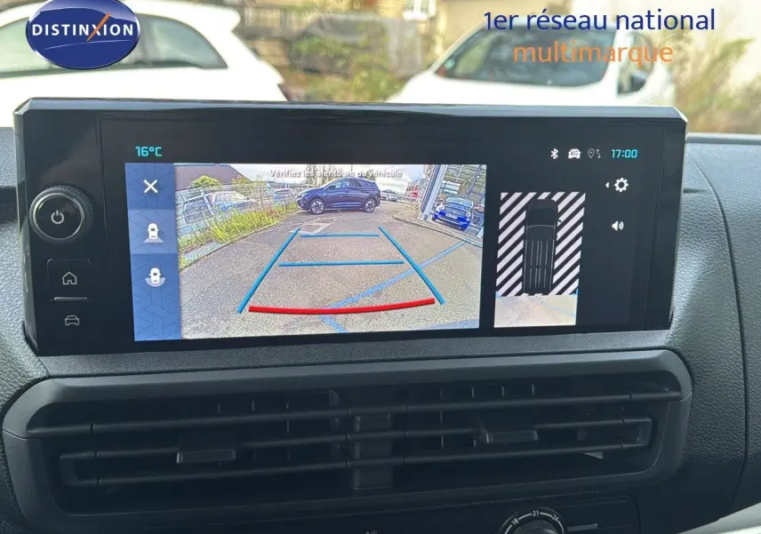 Écran central affichant la caméra de recul et l'alerte de proximité dans un Citroën Jumpy Fourgon gris titane, vue intérieure.