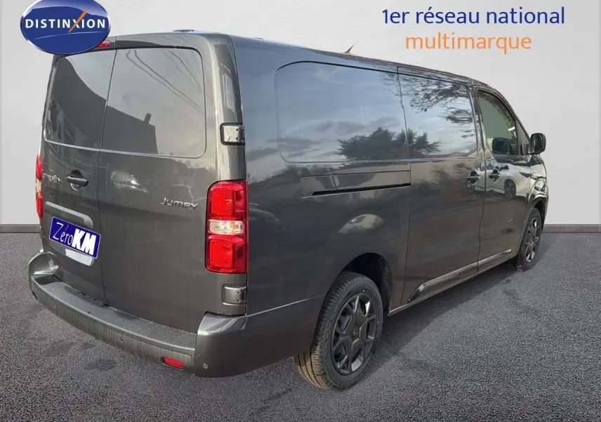 Vue 3/4 arrière droite d'un Citroën Jumpy Fourgon XL gris titane métallisé avec portes latérales et hayon fermé.