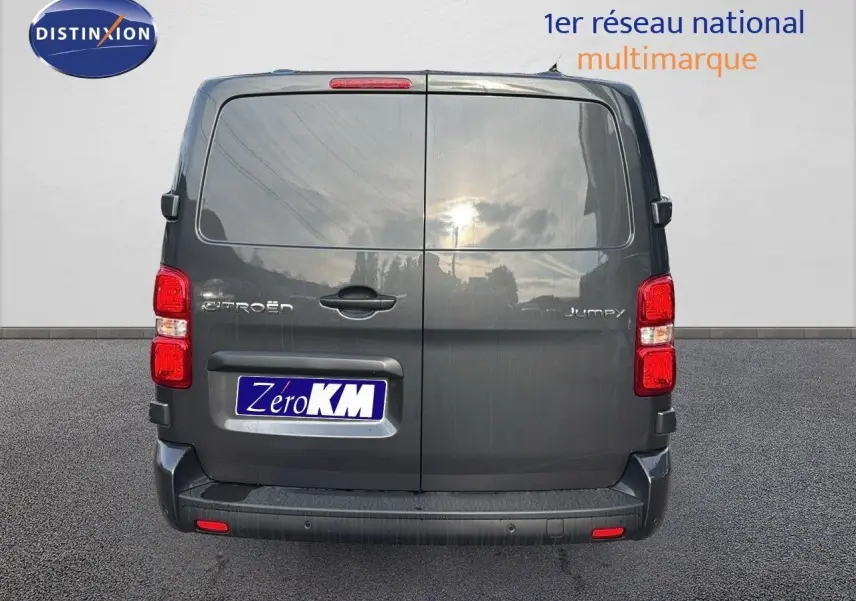 Vue arrière d'un Citroën Jumpy Fourgon XL gris titane métal avec portes battantes et feux rouges bien visibles.