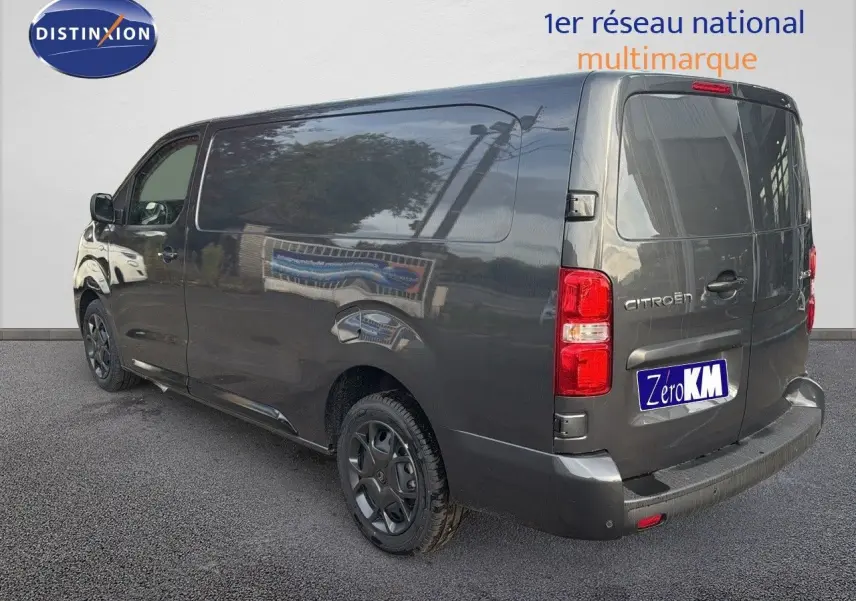 Vue 3/4 arrière droite du Citroën Jumpy Fourgon XL gris titane métal avec portes arrière fermées et jantes noires.