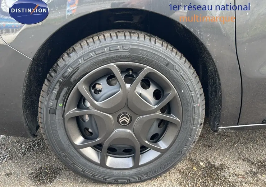 Gros plan sur la roue arrière droite gris titane métallisé du Citroën Jumpy Fourgon XL 2025 avec jante spécifique.