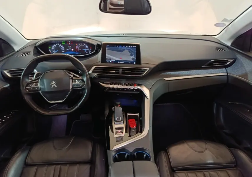 Vue intérieure avant du Peugeot 3008 blanc 2019, tableau de bord moderne avec écran tactile et volant cuir multifonctions.