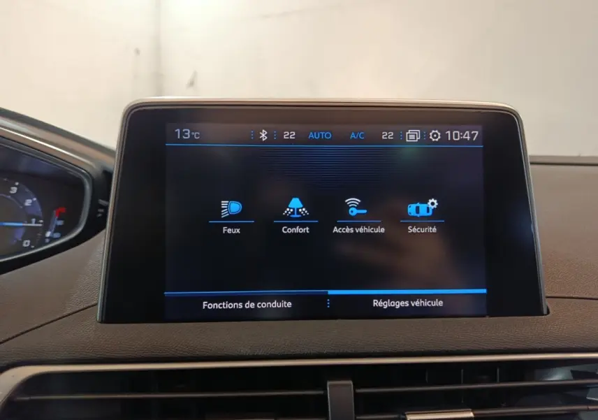 Écran tactile central du tableau de bord du Peugeot 3008 blanc, affichant les réglages véhicule.