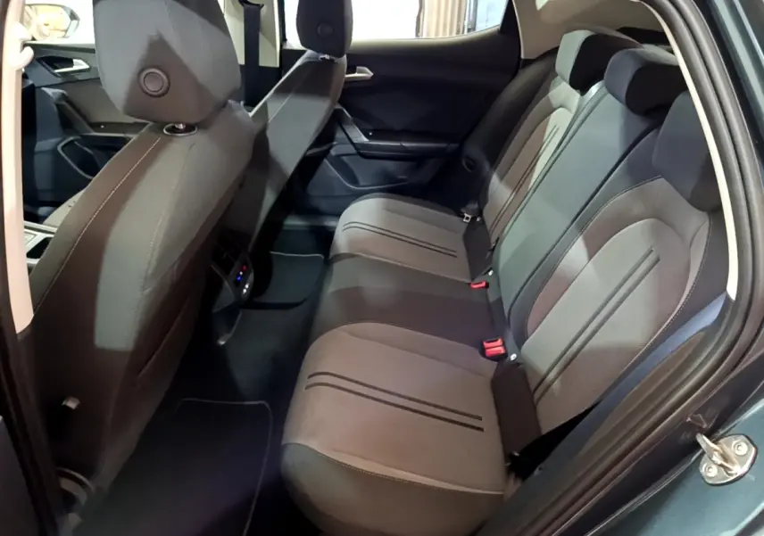 Vue intérieure côté droit des sièges arrière gris foncé et clairs de la SEAT LEON 1.0 TSI 110 S&S Business 2023.