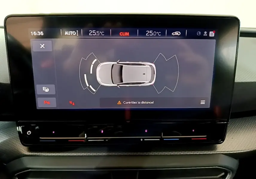 Écran tactile central montrant l'aide au stationnement avec vue aérienne d'une SEAT Leon gris clair, tableau de bord moderne.