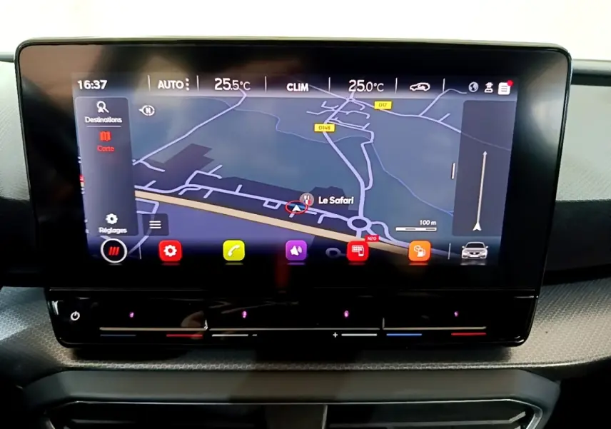 Écran tactile central du tableau de bord du SEAT Leon gris clair 2023 affichant la navigation 3D et la climatisation.