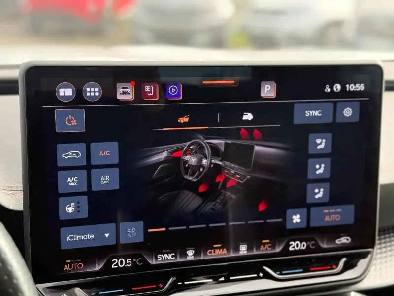 Écran tactile du système de climatisation montrant l’intérieur noir et rouge du CUPRA Formentor 2025 en vue cockpit.