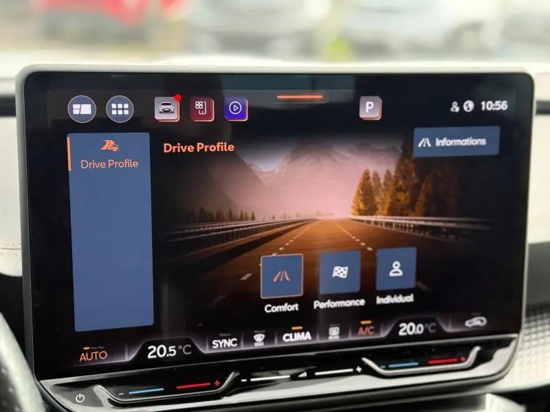 Écran tactile du système multimédia du CUPRA Formentor 2025 montrant les modes de conduite avec interface moderne.