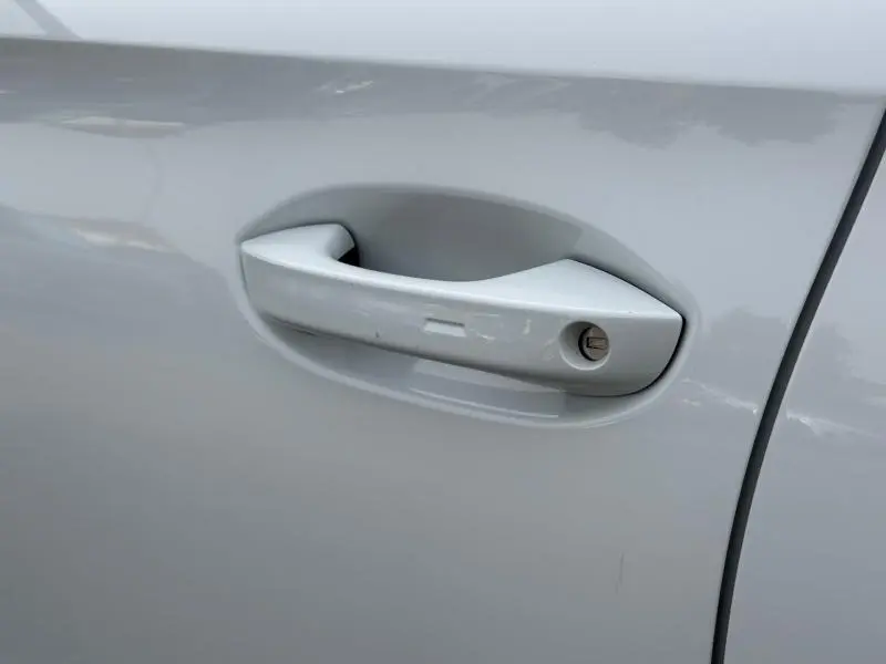 Poignée de porte avant droite blanche Nevada métallisé du CUPRA Formentor 2.0 TDI 150ch V DSG7 2025 en gros plan.