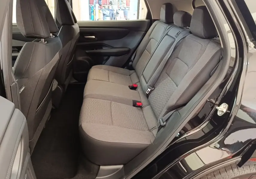 Banquette arrière grise vue côté droit du Nissan Ariya noir 63kWh 218ch Engage 2026 avec porte ouverte.