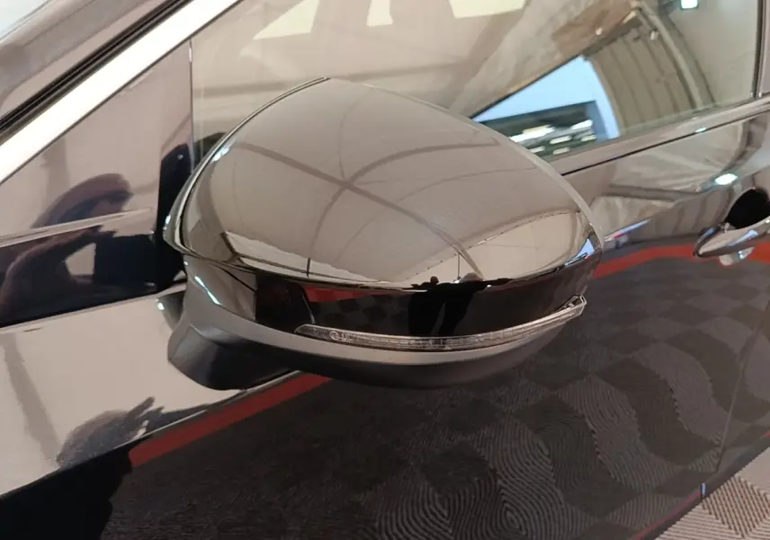 Rétroviseur droit noir brillant du Nissan Ariya 63kWh 218ch Engage 2026, avec clignotant intégré, vue rapprochée.