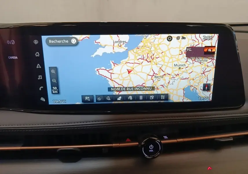 Écran tactile central affichant la navigation 3D du Nissan Ariya noir, vue intérieure du tableau de bord.