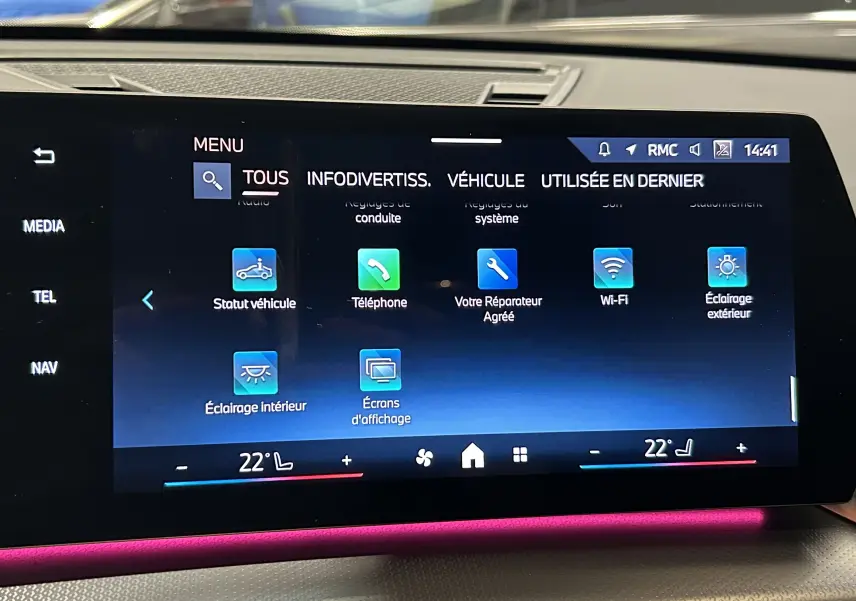 Écran tactile central du BMW X1 2024 affichant le menu des réglages avec ambiance lumineuse rose en bas.