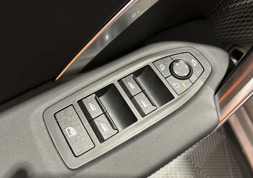 Gros plan sur les commandes des vitres et rétroviseurs côté conducteur d'une BMW X1 Spacesilber 2024 M Sport.