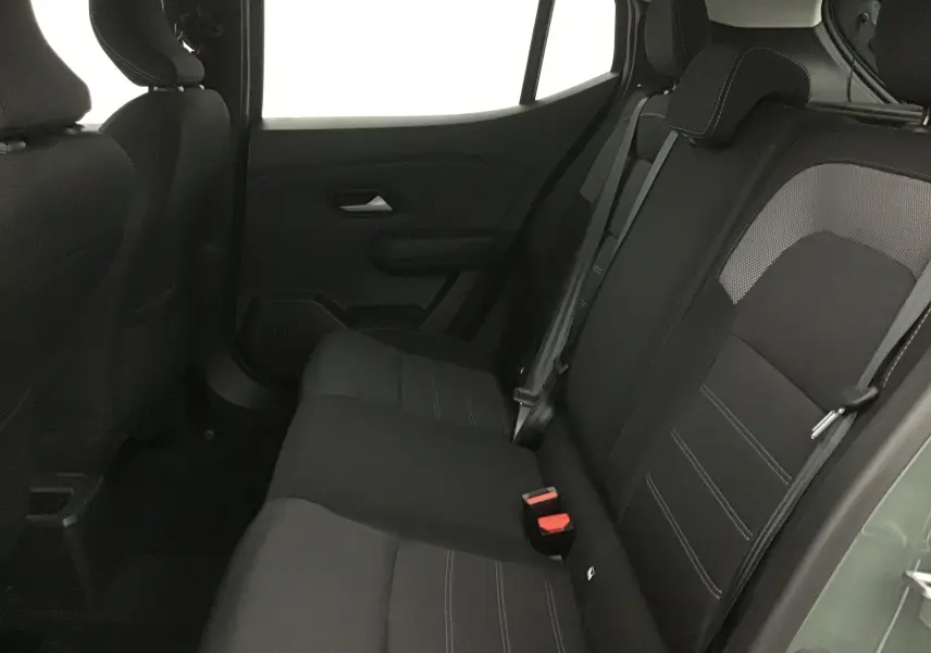 Vue intérieure arrière côté droit des sièges noirs de la Dacia Sandero Stepway 2025 en kaki Kichen.