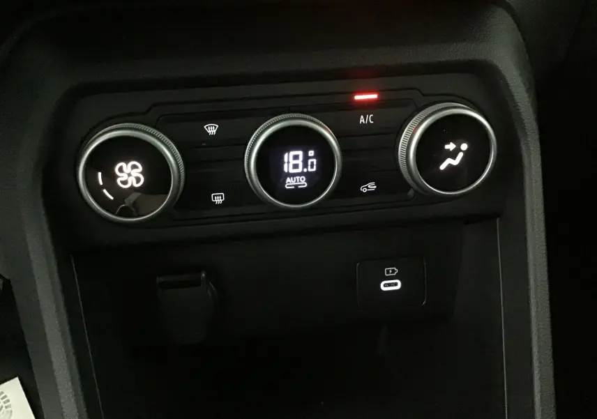 Panneau de commande de la climatisation automatique à 18°C dans une Dacia Sandero Stepway 2025, vue rapprochée intérieure.