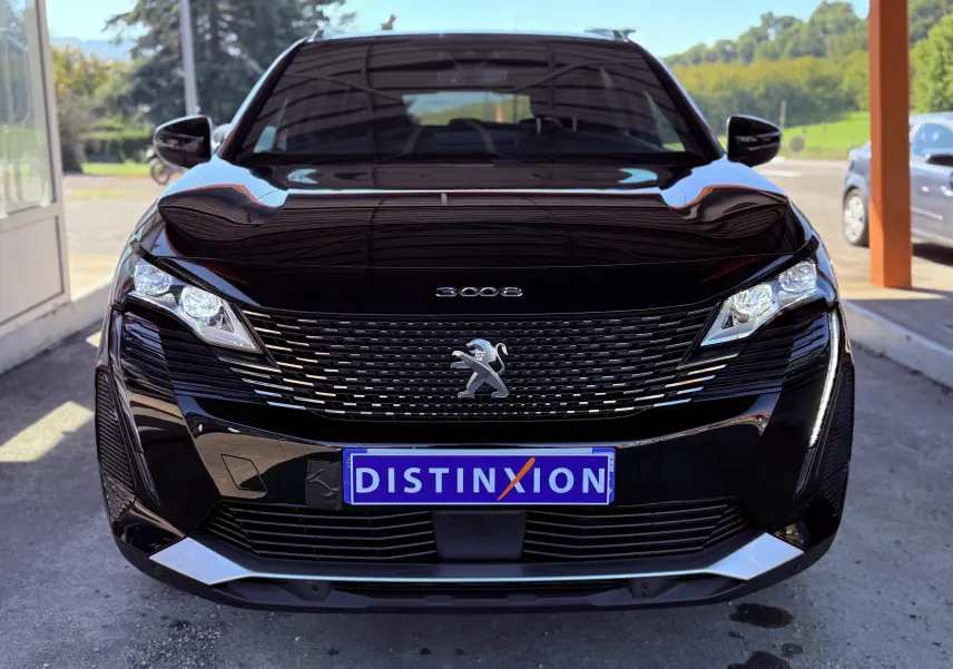 Vue frontale d'un Peugeot 3008 noir perle métal avec calandre distinctive et logo lion au centre.