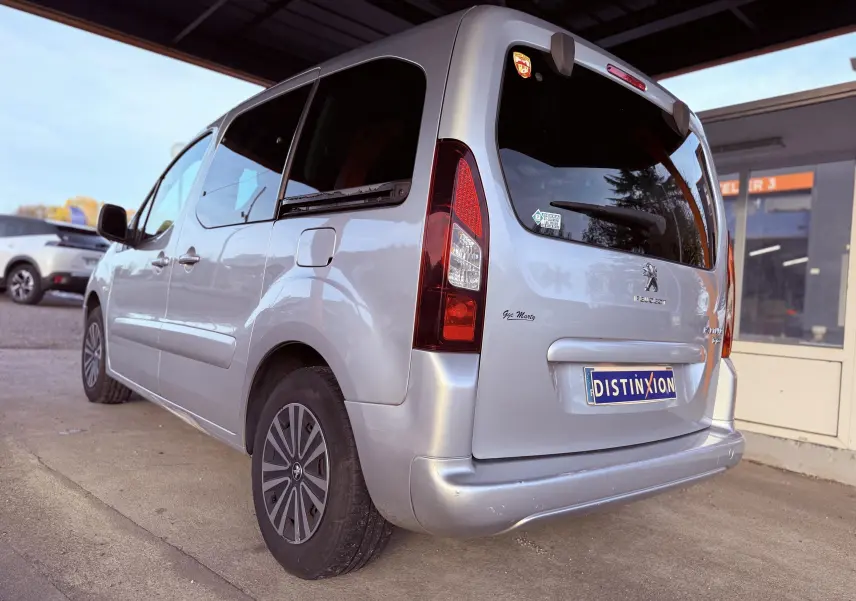 Vue 3/4 arrière droite d'un Peugeot Partner Tepee gris 2014 avec vitres teintées et jantes spécifiques.