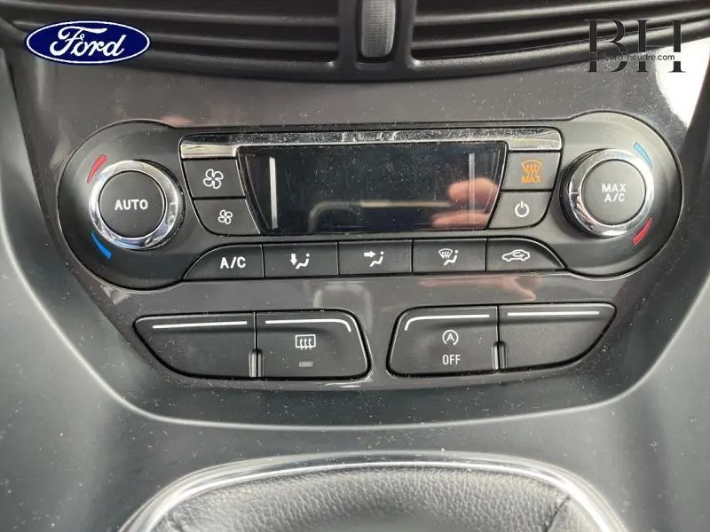 Vue rapprochée du tableau de bord du Ford Kuga 2015, montrant les commandes de climatisation automatique et ventilation.