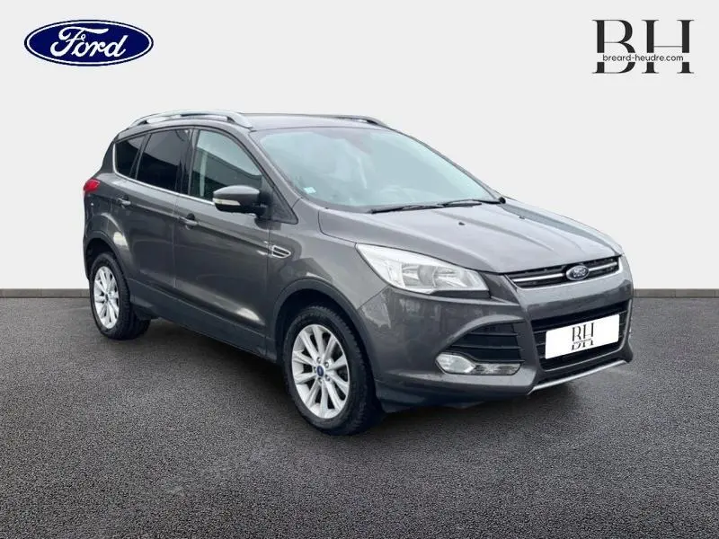 Vue 3/4 avant droit d'un Ford Kuga gris Magnetic avec jantes alu et rétroviseurs assortis.
