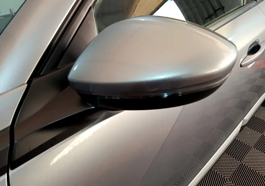 Rétroviseur côté gauche gris clair d’un Peugeot 2008 PureTech 130 S&S EAT8 Allure Business, vue rapprochée en extérieur.