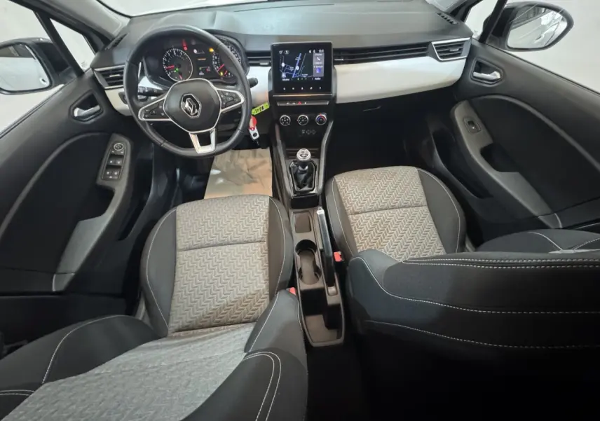 Intérieur Renault Clio Business TCe 100 GPL 2023 vu de dessus, sièges tissu gris, tableau de bord avec écran tactile central.