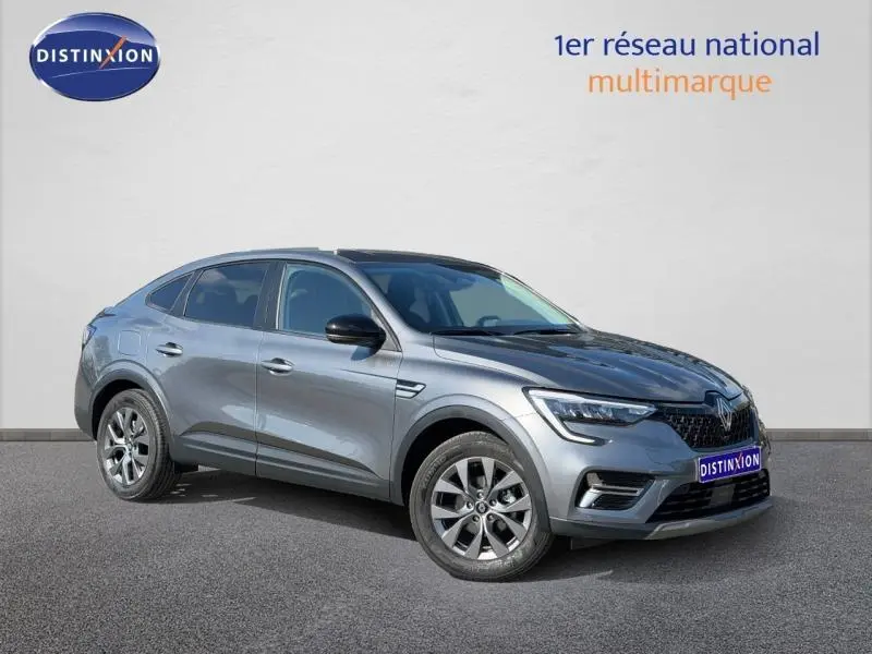 Renault Arkana gris métallisé en 3/4 avant droit, mettant en valeur ses lignes fluides et ses jantes alliage.