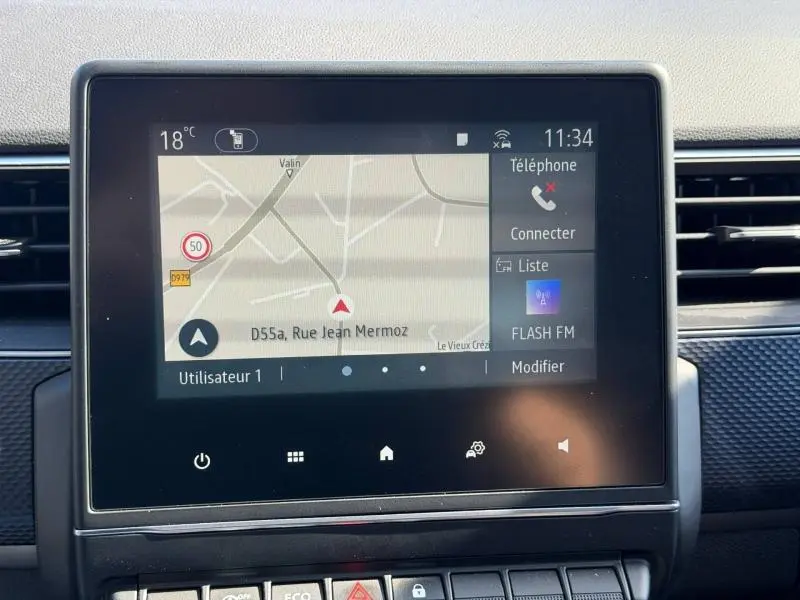 Écran tactile central du Renault Arkana 2025 affichant la navigation et les options téléphone en intérieur.
