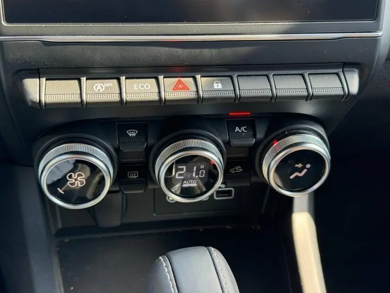 Vue rapprochée des commandes de climatisation et boutons de fonction du tableau de bord du Renault Arkana 2025.