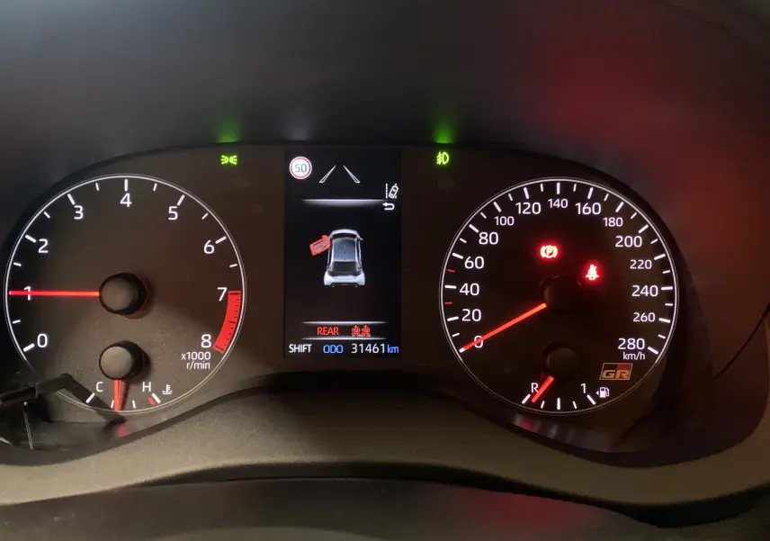 Tableau de bord de Toyota Yaris GR blanc, affichant 31 461 km et compte-tours à 0 tr/min, vitesse max 280 km/h.