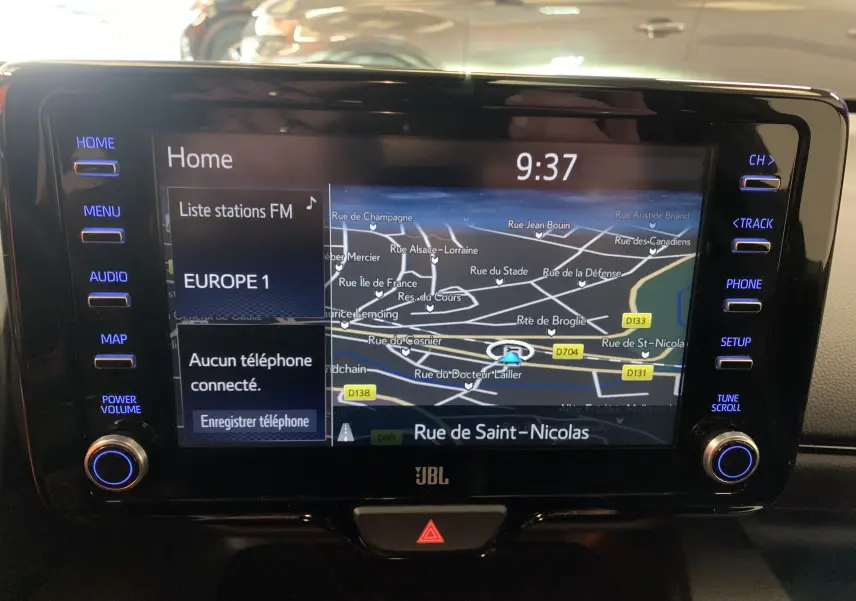 Écran tactile central de la Toyota Yaris 1.6 VVT-I 261 Premium GR affichant la navigation et les options audio.