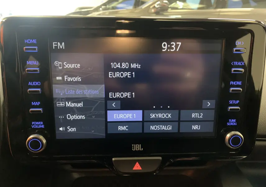 Écran tactile central du Toyota Yaris 2021 affichant les stations radio FM avec commandes autour en noir brillant.