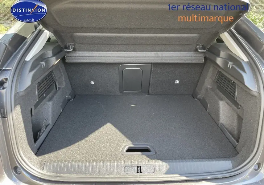 Coffre ouvert en vue arrière d'une Citroën C4 gris platinium métal, montrant un espace de chargement propre et spacieux.