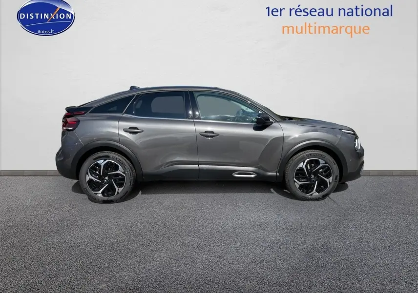 Profil latéral droit d'une Citroën C4 2024 gris platinium métallisé avec jantes bi-ton et lignes fluides.