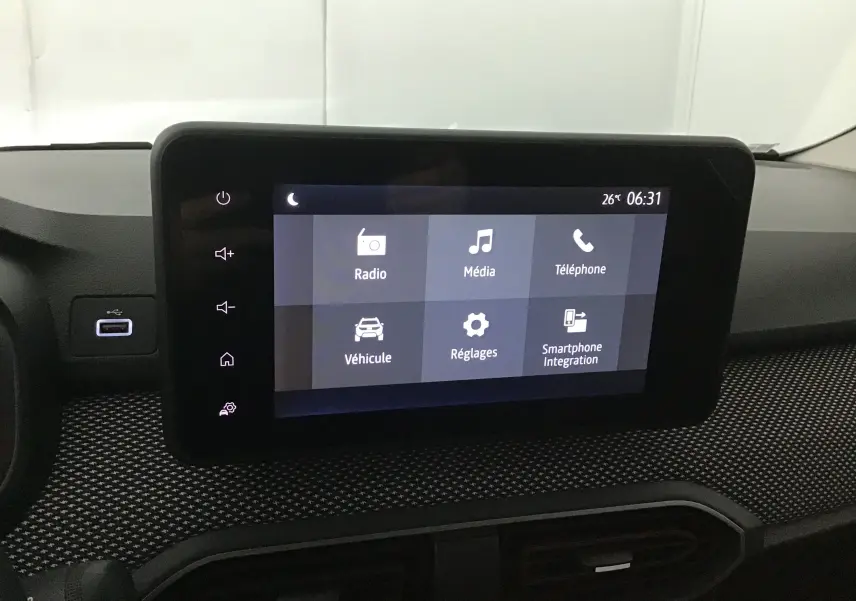 Écran tactile central du tableau de bord du Dacia Sandero Stepway 2025 affichant les options multimédia et véhicule.