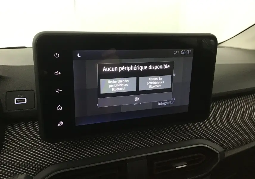 Écran tactile central de la Dacia Sandero Stepway 2025 affichant un message Bluetooth, avec tableau de bord noir texturé.