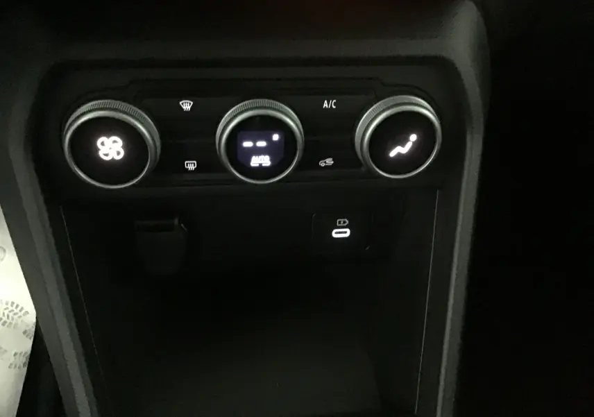 Commandes de climatisation automatique et prises USB du tableau de bord du Dacia Sandero Stepway gris schiste 2025.