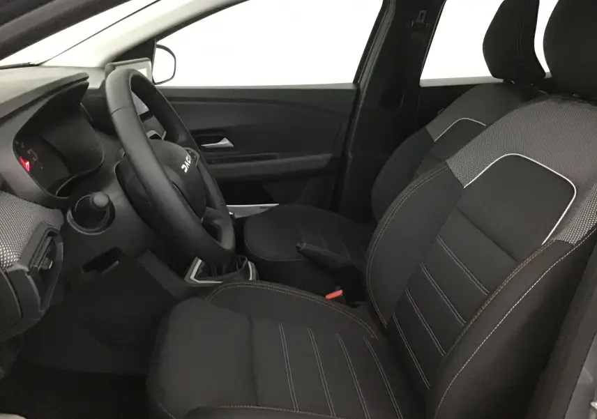 Intérieur de la Dacia Sandero Stepway 2025 vu côté gauche, sièges chauffants avec sellerie spécifique Stepway noire et grise.