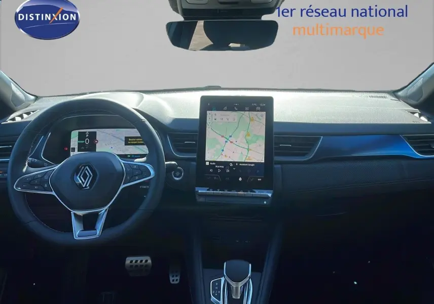Intérieur noir du Renault Captur E-Tech Hybrid 2025, vue frontale sur le tableau de bord avec écran tactile central et volant multifonction.