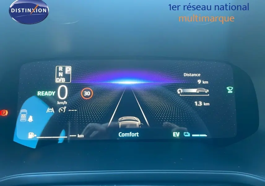Affichage numérique du tableau de bord du Renault Captur E-Tech hybride, montrant la vitesse et l'autonomie en mode confort.