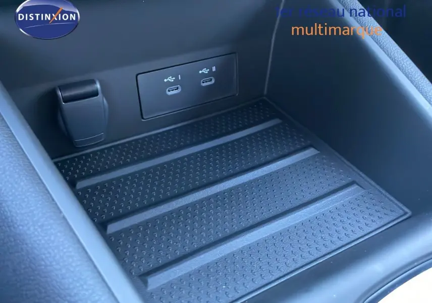 Gros plan sur la zone de rangement avec ports USB-C doubles du Renault Captur E-Tech hybride noir étoile métal.