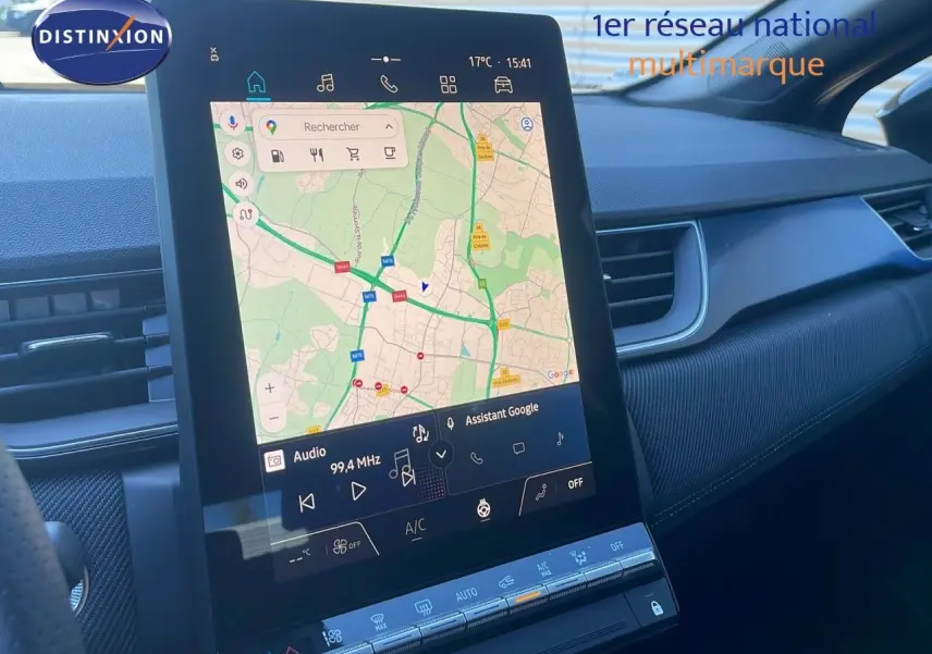 Écran tactile central du Renault Captur E-Tech Hybrid 2025 noir étoile métal, avec navigation et commandes climatisation.