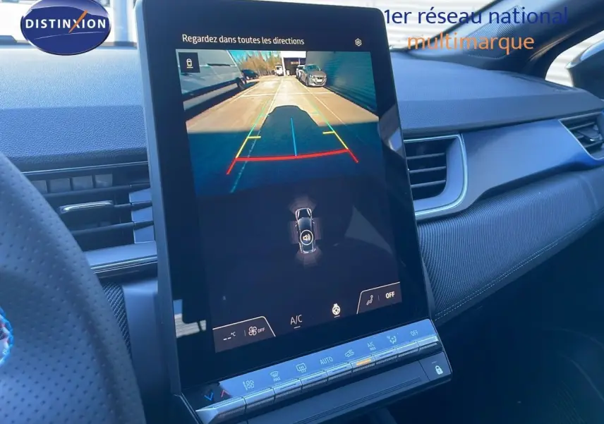 Vue rapprochée de l'écran central tactile du Renault Captur noir étoile métal 2025 affichant la caméra de recul.