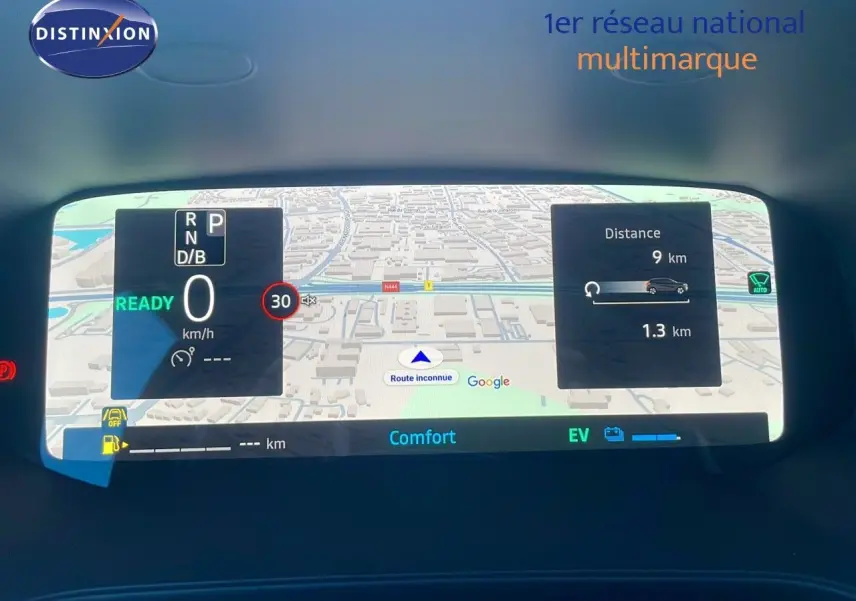 Affichage numérique du tableau de bord du Renault Captur E-Tech hybride 2025 montrant la navigation et les informations de conduite.
