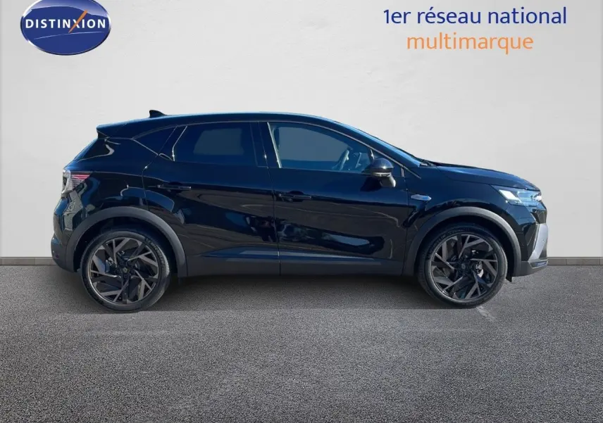 Profil côté gauche du Renault Captur E-Tech hybride 2025 noir étoile métal avec jantes alliage noires.