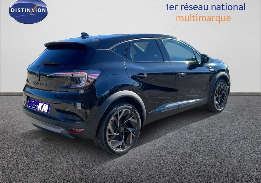 Vue 3/4 arrière droite d'un Renault Captur noir étoile métal 2025 avec jantes noires et toit foncé.