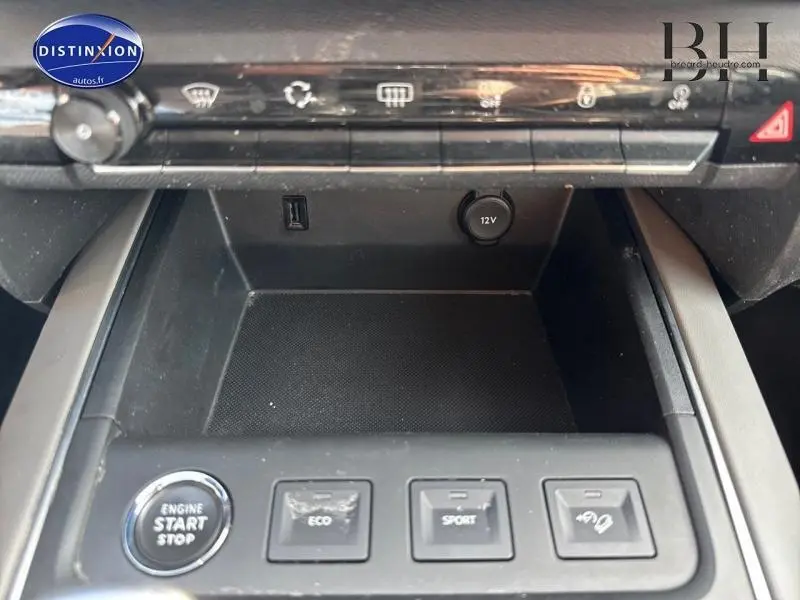 Gros plan sur la console centrale du Citroën C5 Aircross blanc nacré, avec boutons Start/Stop, modes Eco, Sport et contrôle de stabilité.