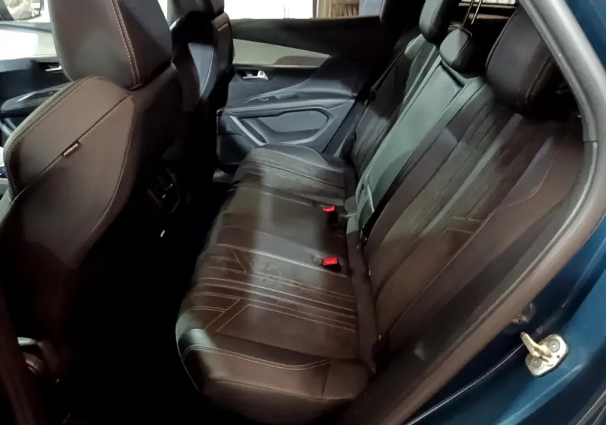 Vue intérieure côté droit des sièges arrière en cuir noir du Peugeot 3008 PureTech 130 GT bleu 2021.